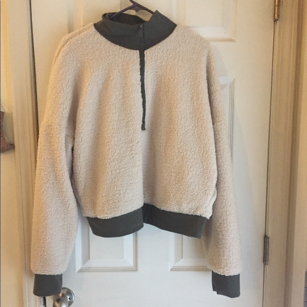 Fabletics brand workout Sherpa crop top sweatshirt